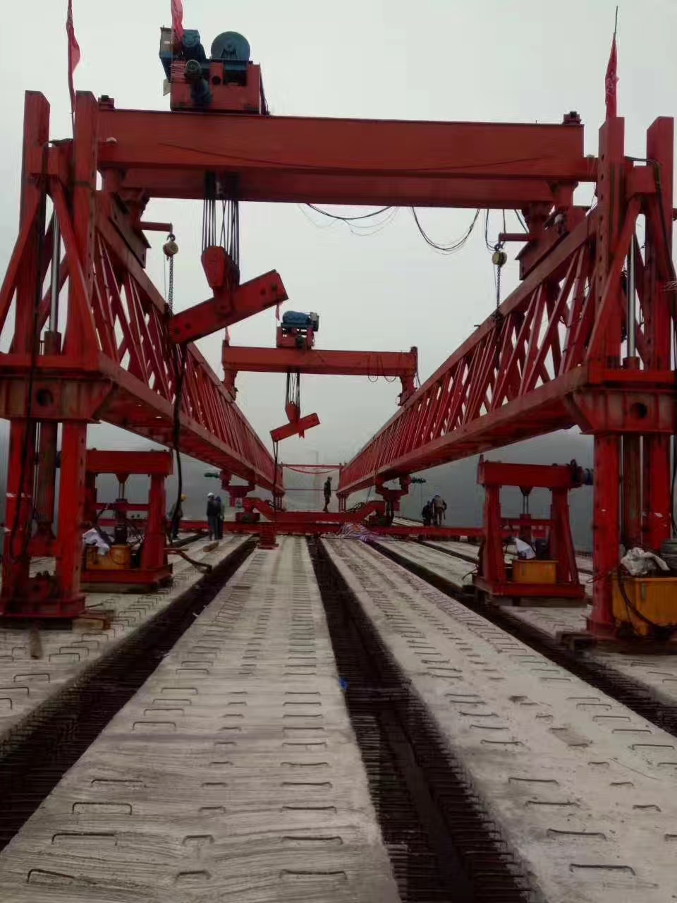 河南济源架桥机厂家 曲径架通途：双导梁架桥机曲线段架梁工艺揭秘