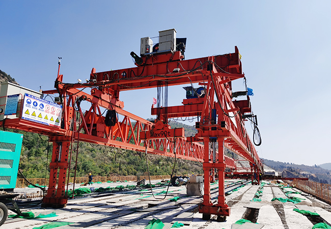 甘肃庆阳架桥机厂家 悬臂承衡 跨堑架通：双悬臂架桥机的力学平衡与跨越智慧