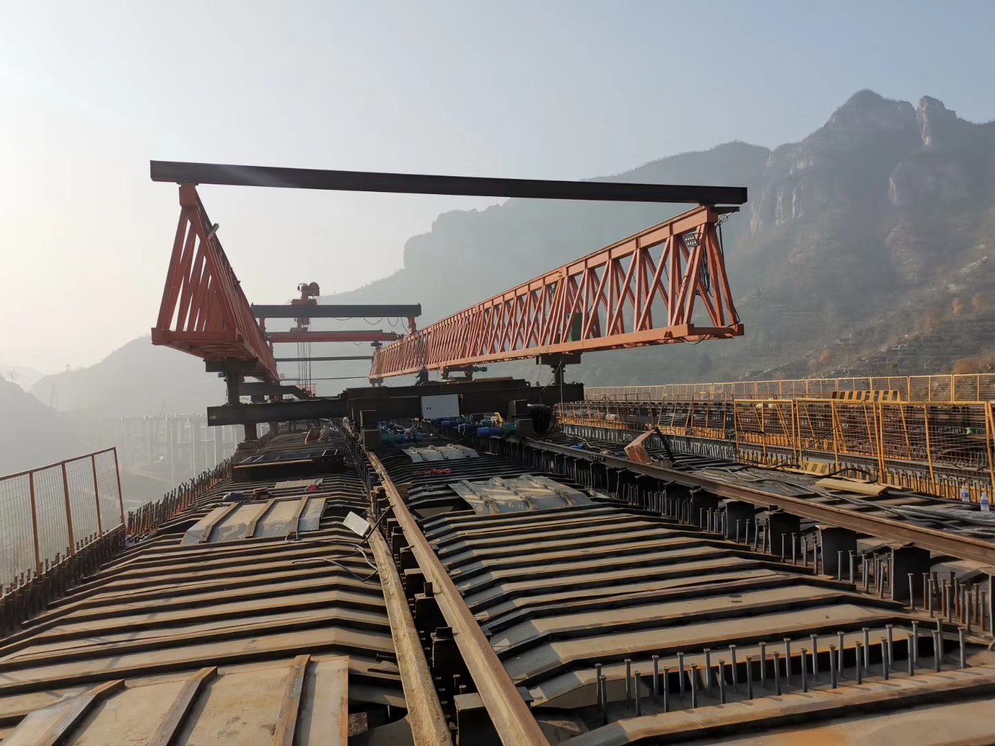 甘肃武威架桥机厂家 双臂同频 稳悬天际：双悬臂架桥机同步控制与稳控保障之道