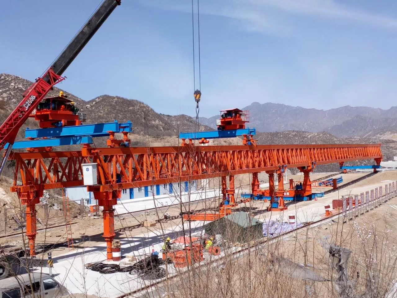 河南郑州架桥机厂家 微调动乾坤 精准落墩台——节段拼架桥机墩顶微动技术的精准之道