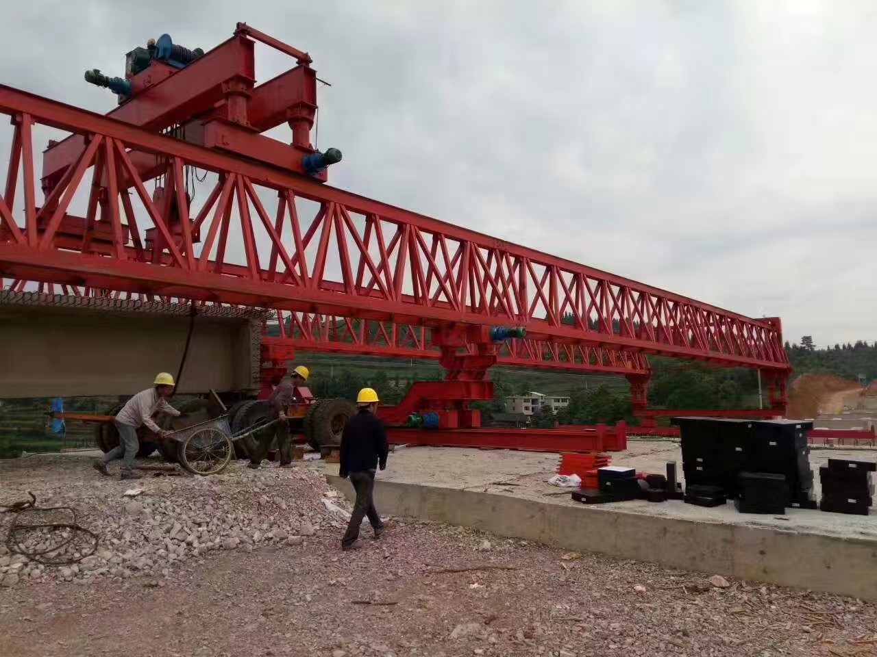 河南周口架桥机厂家 首尾相顾稳架梁：双导梁架桥机首跨与末跨架设实操指南