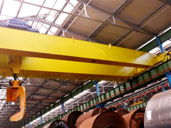 安徽芜湖桥式起重机厂家 钢铁巨臂的不同使命：抓斗与普通吊钩桥式起重机核心差异与场景适配